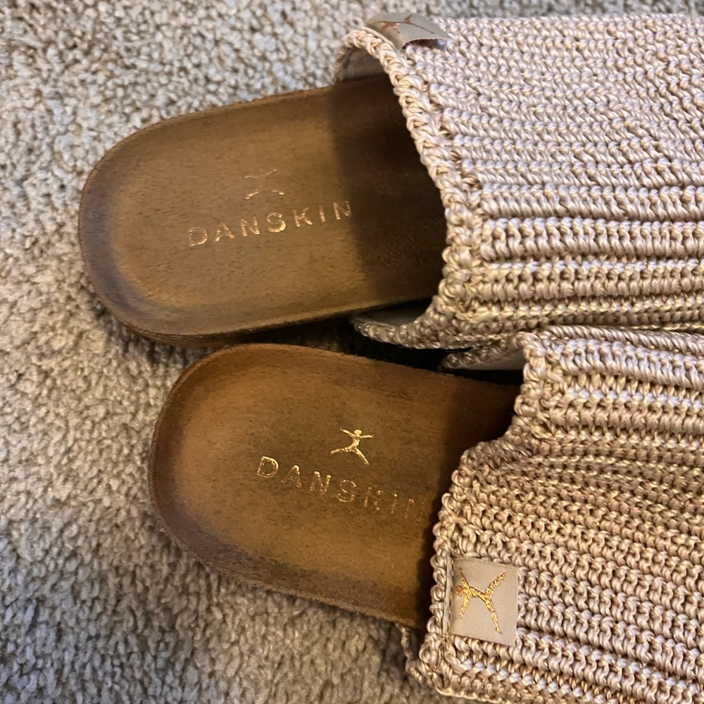 ๐ Danskin Della Natural Ribbed Slides tan mules size 7 - Picture 2 of 7